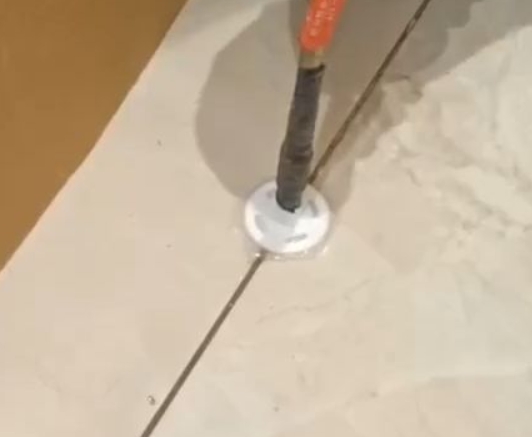 顺河瓷砖空鼓维修公司专业解答瓷砖在铺贴过程中，如果没有涂抹均匀到位的粘结材料（如水泥砂浆或瓷砖胶），可能会导致以下问题