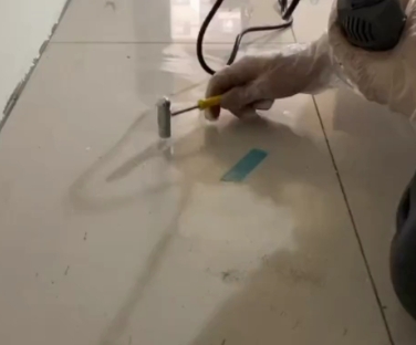 顺河瓷砖开裂维修公司专业分享瓷砖在铺贴前如果没有沥干水分，将会导致以下问题